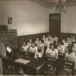 Professora da Escola José Pedro Varela, (RJ), em sala de aula. No quadro negro pode-se observar a data: 08/10/1923