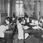 Alunas na aula de costura (RJ), sem identificação da Escola, s/d