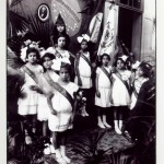 Grupo de alunas da Escola Pernambuco, bairro M. da Graça (RJ), por ocasião da Festa da Bandeira. s/d. Simbolicamente, a pátria começava a ser apresentada como branca.