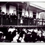 Inauguração do Grupo Escolar de Santa Cruz (RJ), 19.11.1923. Podemos presumir, pelas vestes e gestos, que na sacada se encontram autoridades, inclusive um padre. No canto direito da sacada estão algumas moças negras. Seriam Professoras?