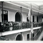 Populares na sacada da Prefeitura do Distrito Federal (RJ), durante comemoração do Dia da Bandeira em 1914. A Escola ainda não havia se transformado em espaço privilegiado para a realização das festividades cívicas.