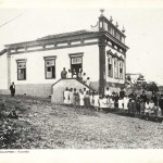 Professoras da Escola Feminina de Pedra de Guaratiba (RJ). Na entrada veem-se populares. Seriam mães,pais e futuros alunos? Também homens de terno, seriam autoridades? 15.06.1917
